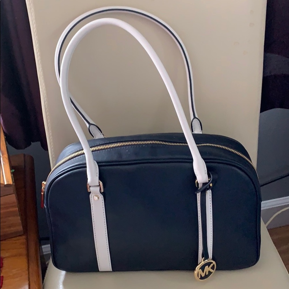 Michael Kors Adorable Handbag!